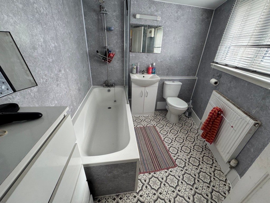 Lot: 46 - PERIOD COMMERCIAL AND RESIDENTIAL HIGH STREET INVESTMENT - Maisonette - bathroom